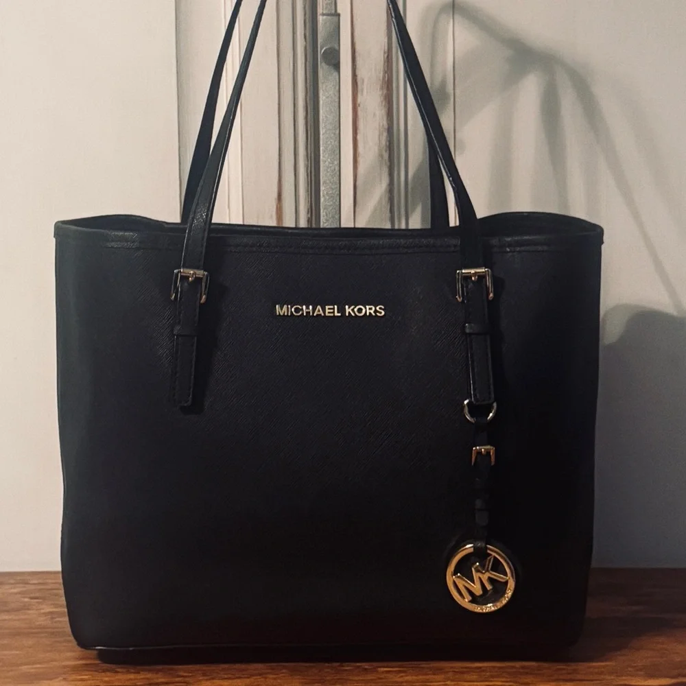 Voyager Large black Saffiano Leather Tote Bag - Picture 2 of 6